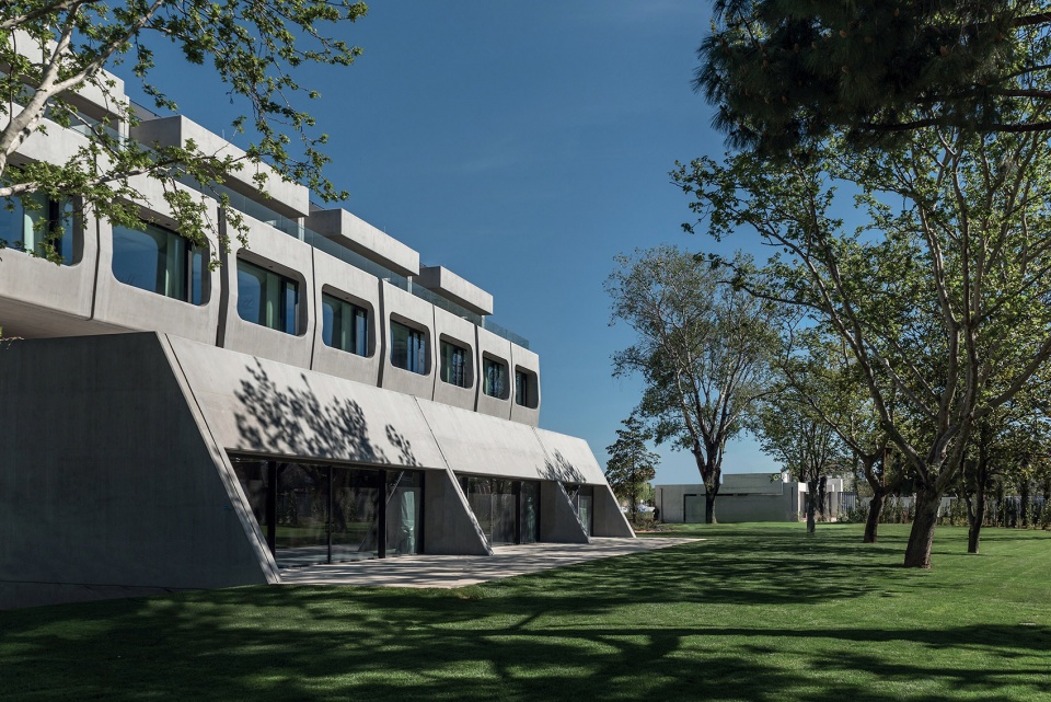 office building in attica by georges batzios architects