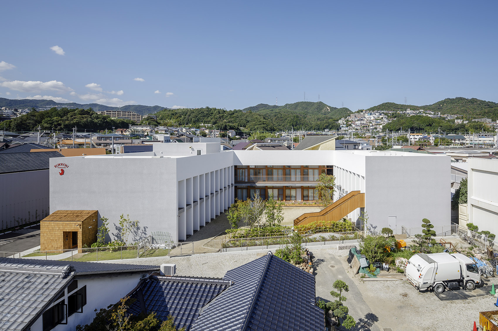 KARAZUKA BUKKOU NURSERY SCHOOL by NEW OFFICE