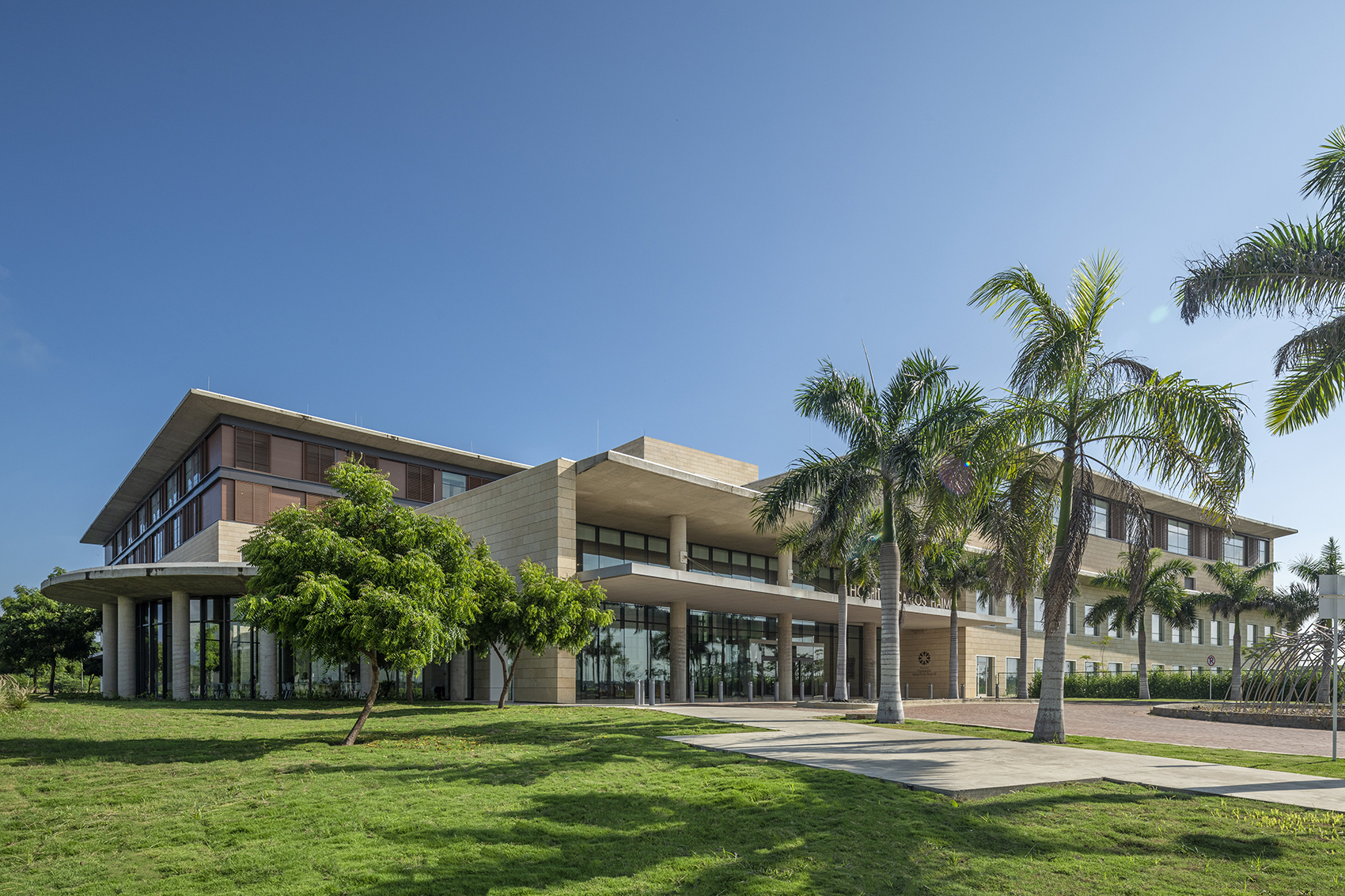 centro hospitalario serena del mar chsm by safdie architects