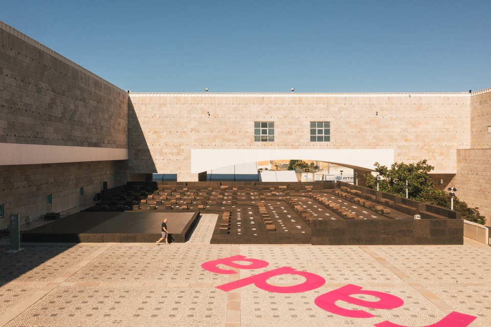 ccb auditorium by ricardo bak gordon