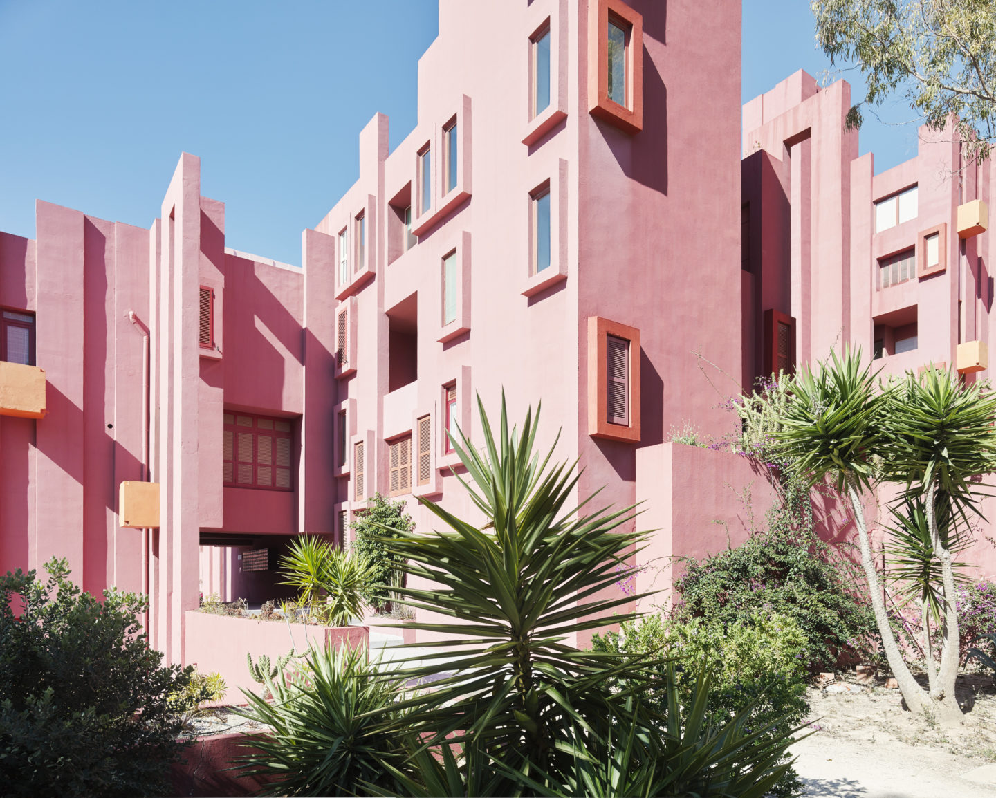 LA MURALLA ROJA by Taller de Arquitectura