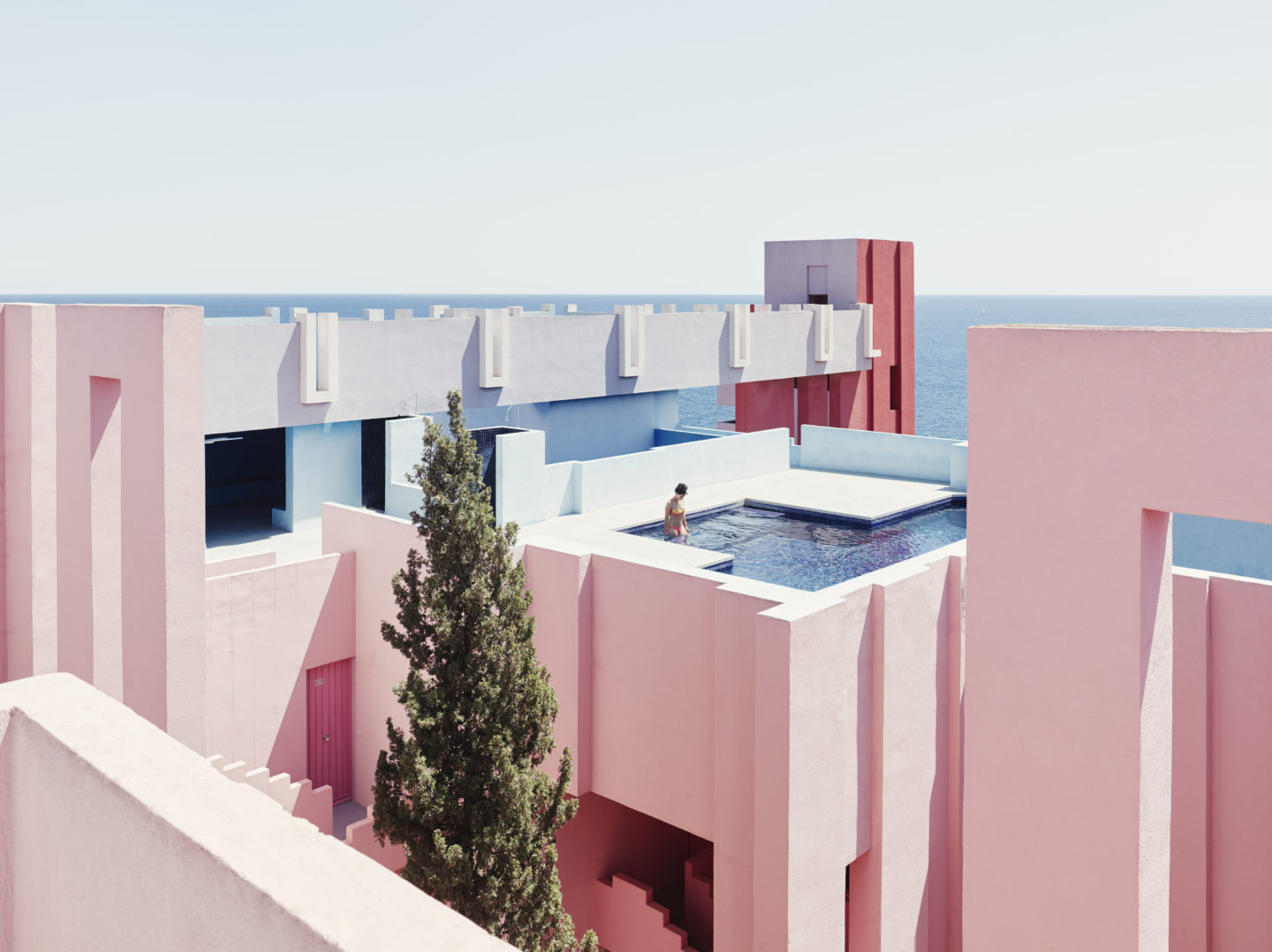 LA MURALLA ROJA by Taller de Arquitectura