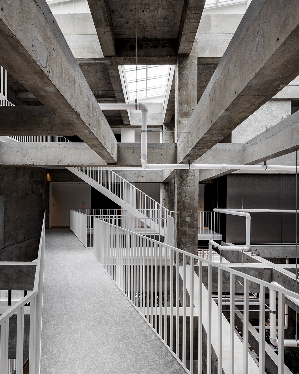 blue bottle coffee shiroiya cafe japan by keiji ashizawa design