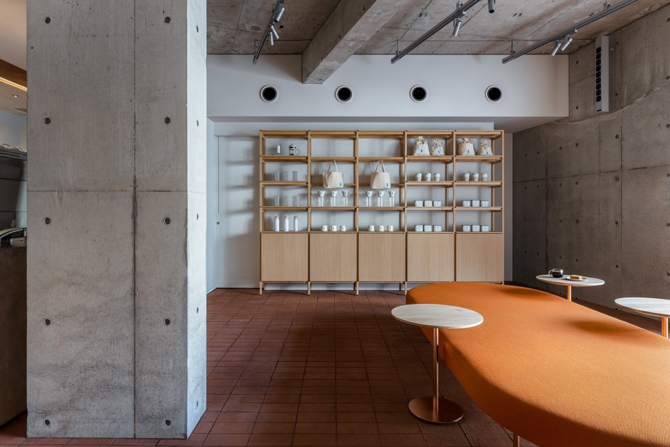 blue bottle coffee shiroiya cafe japan by keiji ashizawa design