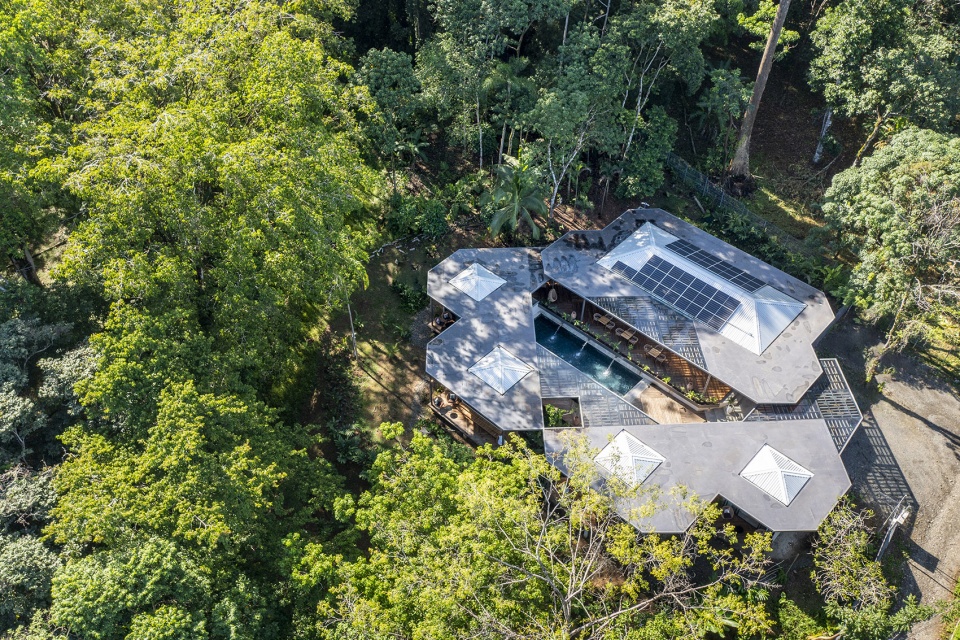 Caribbean Courtyard Villa by Studio Saxe