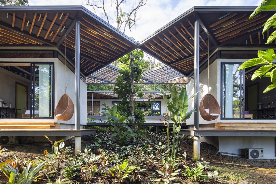 Caribbean Courtyard Villa by Studio Saxe