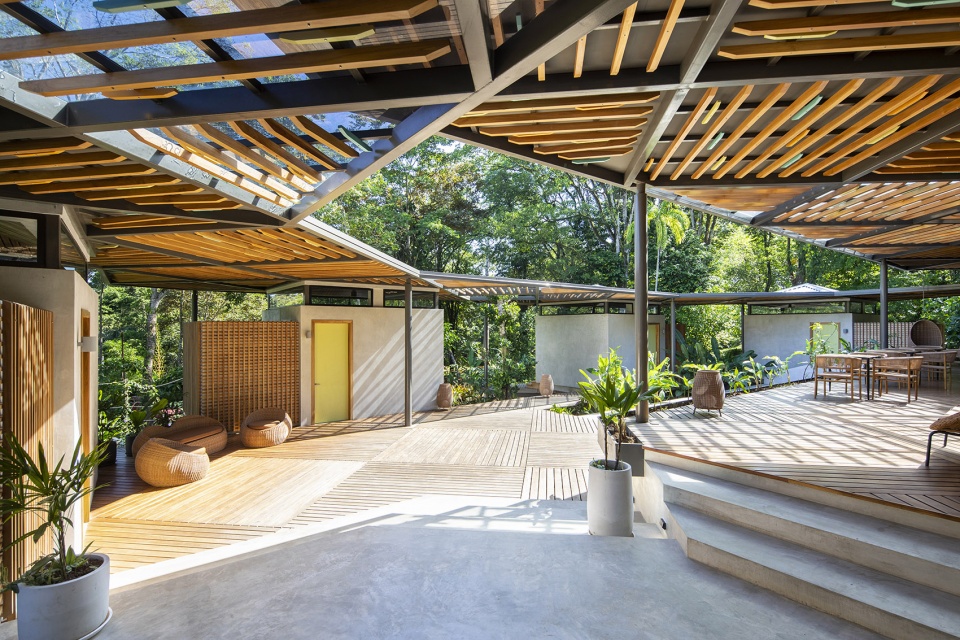 Caribbean Courtyard Villa by Studio Saxe