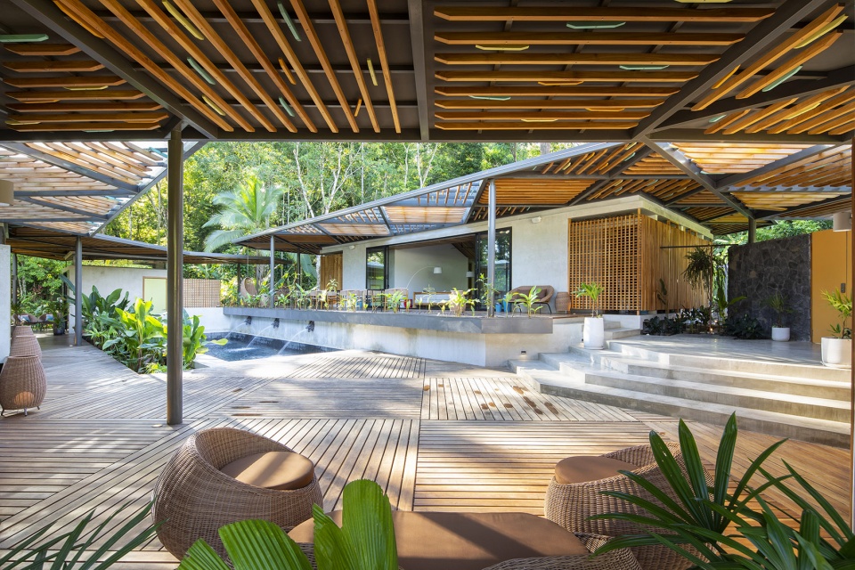 Caribbean Courtyard Villa by Studio Saxe
