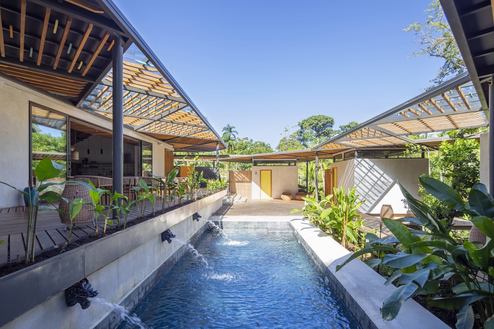 Caribbean Courtyard Villa by Studio Saxe