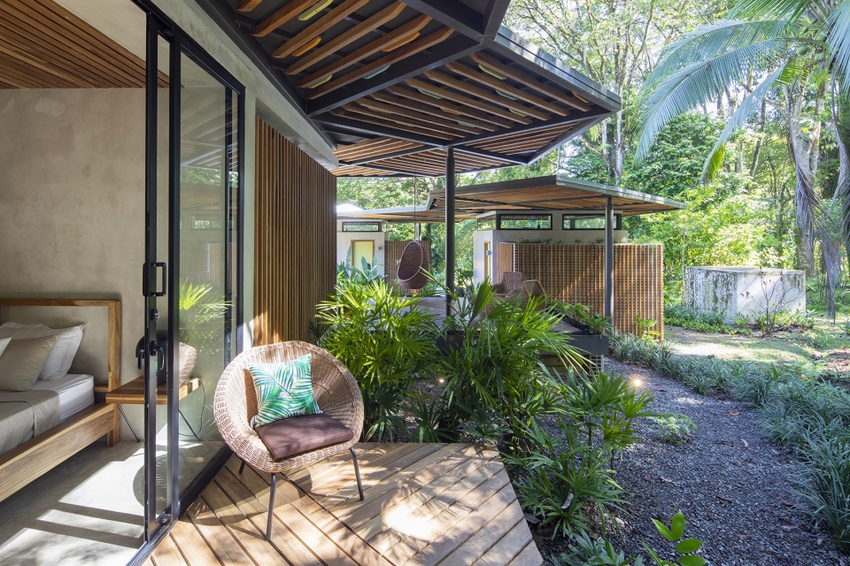 Caribbean Courtyard Villa by Studio Saxe