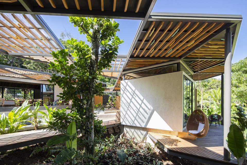 Caribbean Courtyard Villa by Studio Saxe