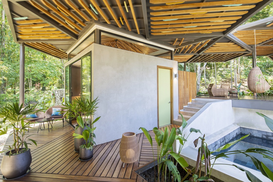 Caribbean Courtyard Villa by Studio Saxe