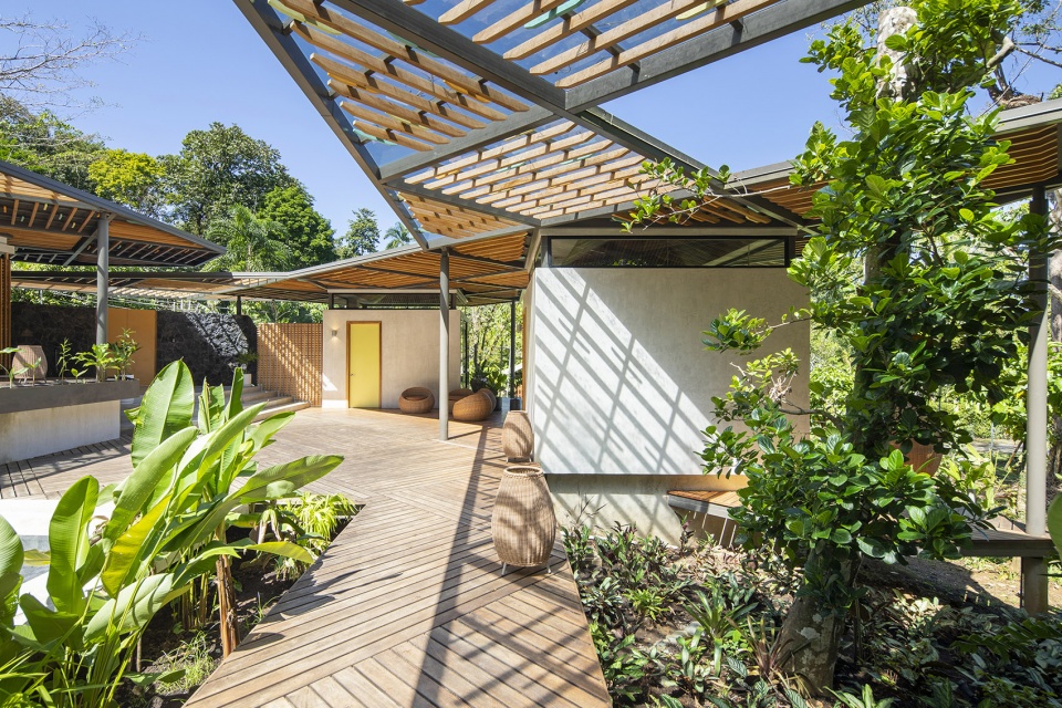 Caribbean Courtyard Villa by Studio Saxe