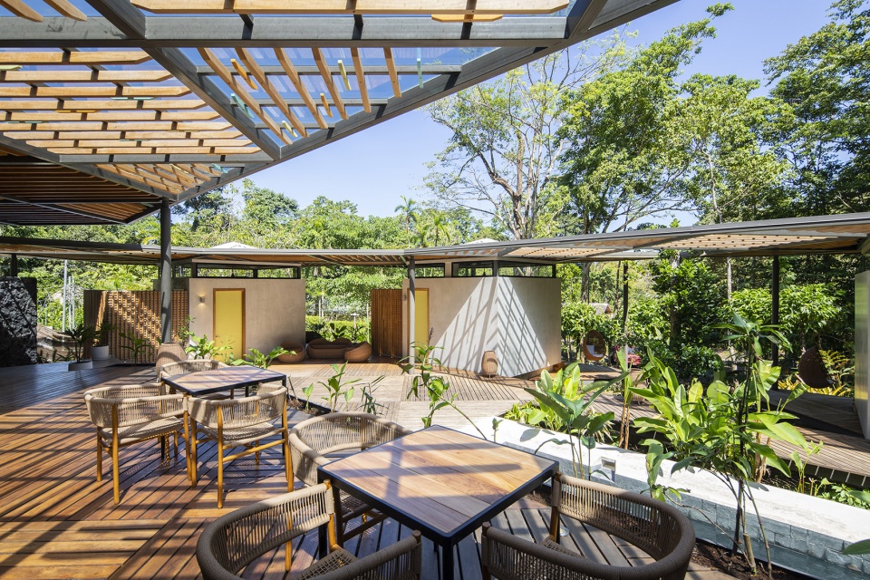 Caribbean Courtyard Villa by Studio Saxe