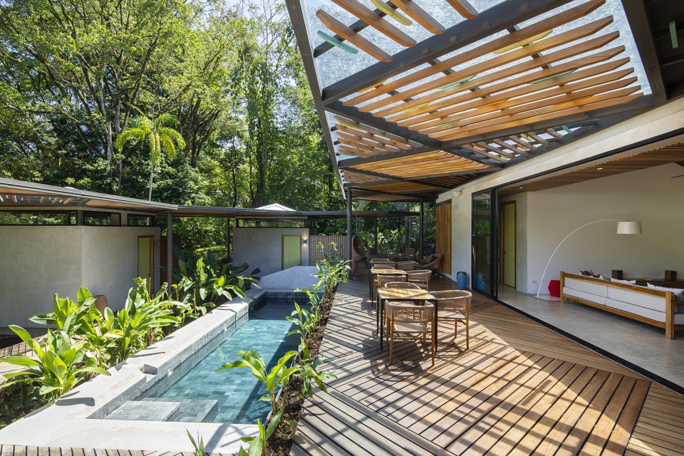 Caribbean Courtyard Villa by Studio Saxe