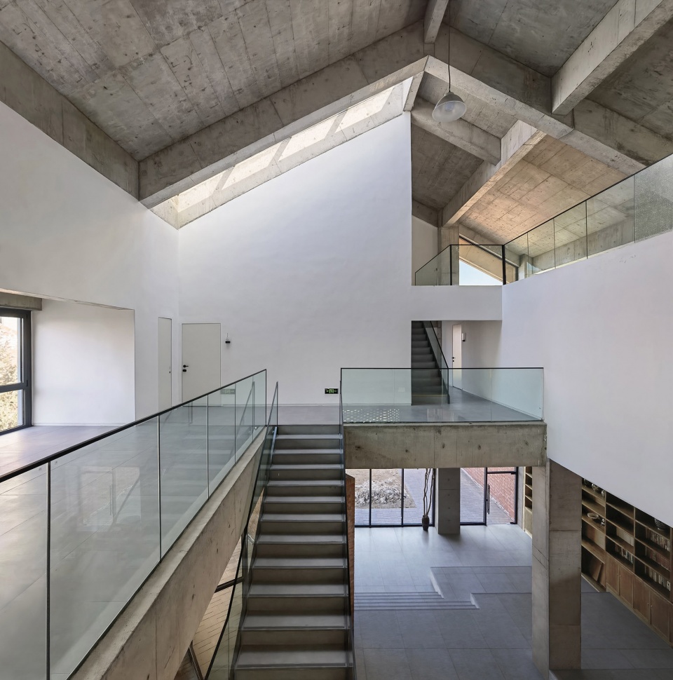 mountainside courtyard house china by iway architects and associates