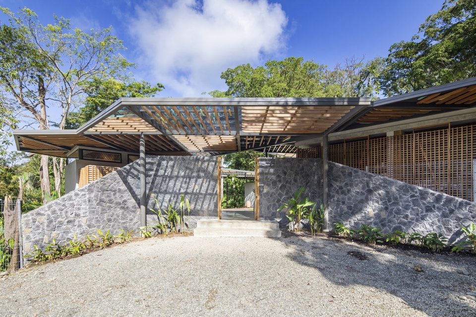 Caribbean Courtyard Villa by Studio Saxe