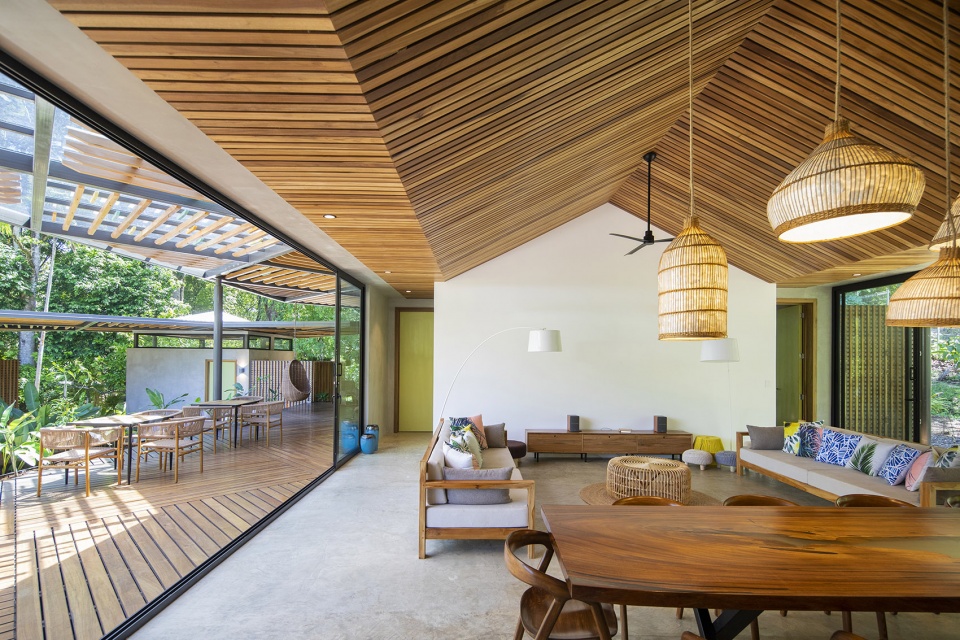 Caribbean Courtyard Villa by Studio Saxe