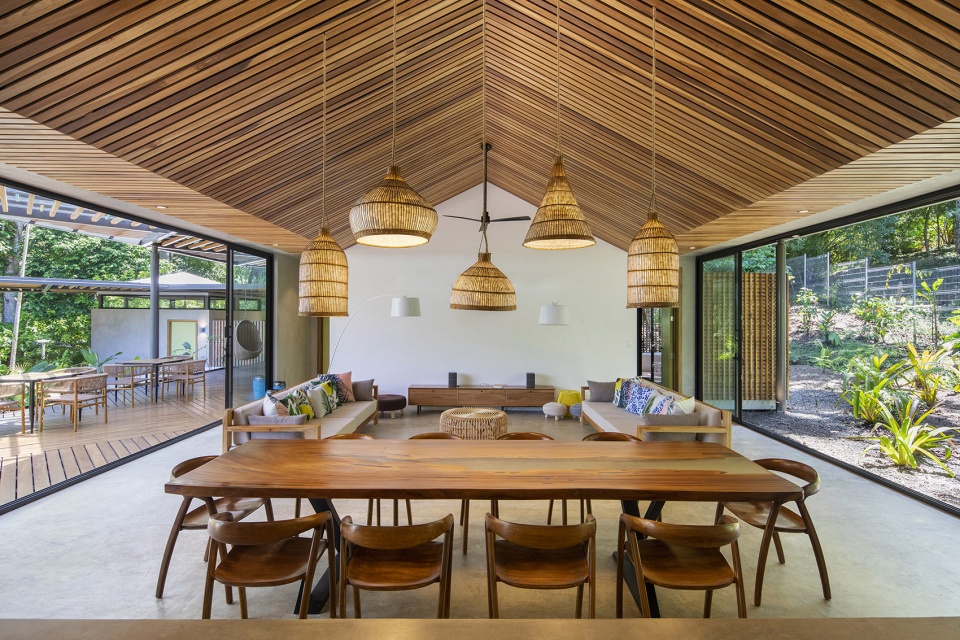 Caribbean Courtyard Villa by Studio Saxe