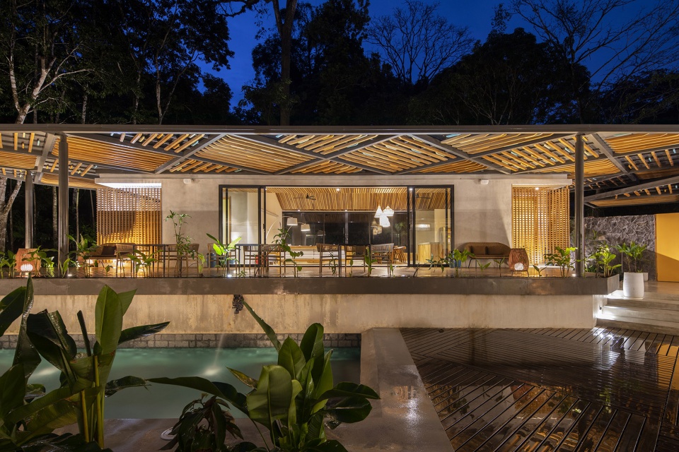 Caribbean Courtyard Villa by Studio Saxe