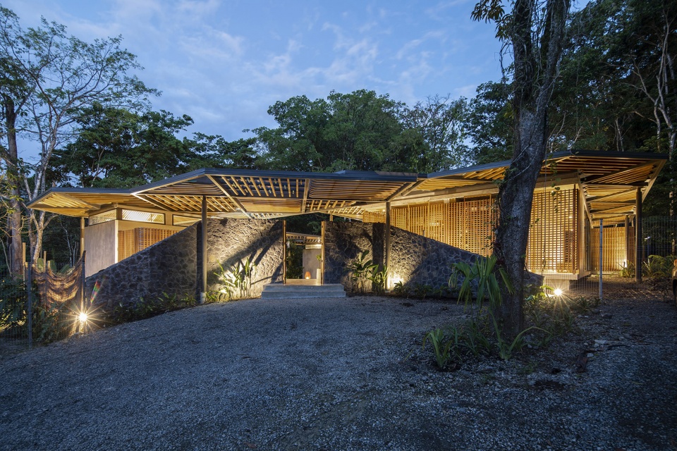 Caribbean Courtyard Villa by Studio Saxe