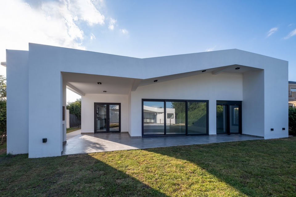 casa patio argentina by ambroggioarq