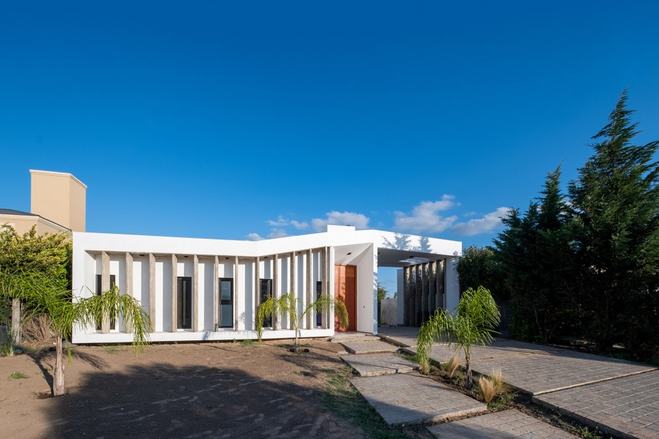 casa patio argentina by ambroggioarq