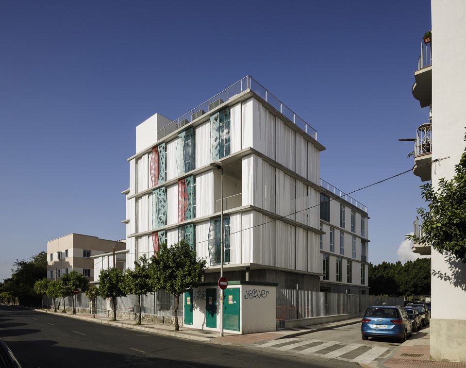 Provincial Office of the Red Cross in Malaga endosdedos architecture