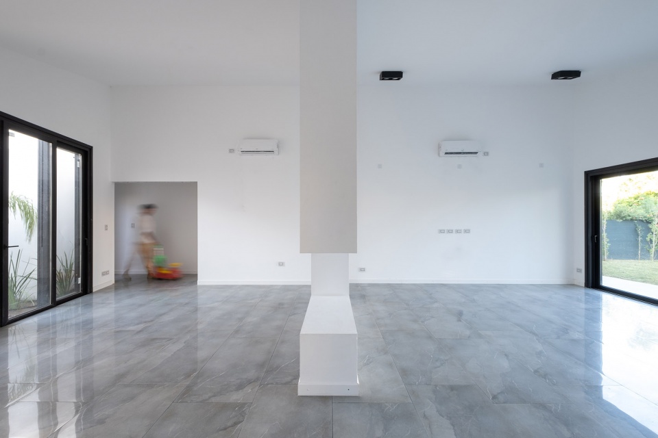 casa patio argentina by ambroggioarq