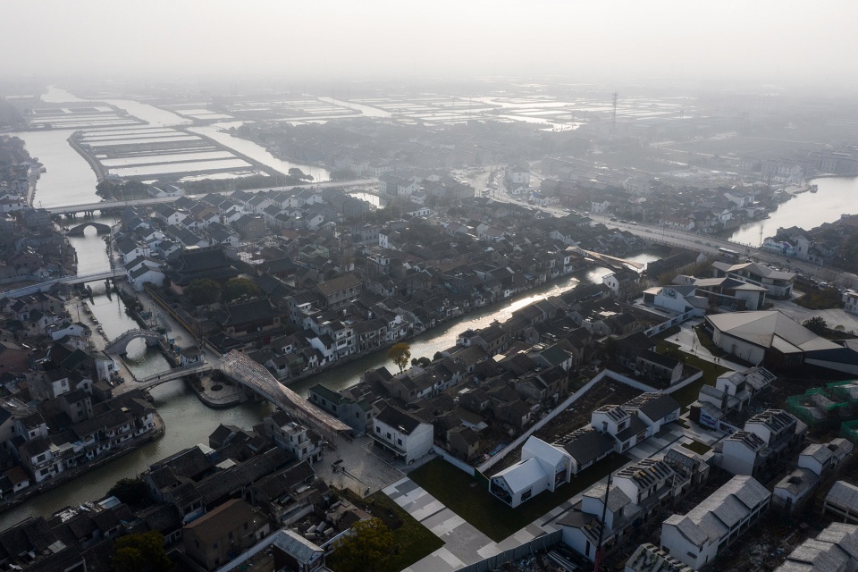 Fold and Curve Bridges in Changshu by Shenzhen Huahui Design X STUDIO