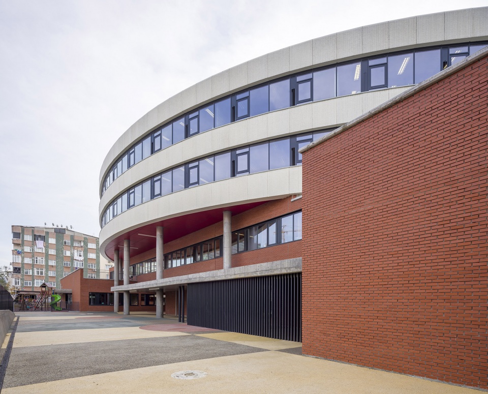 Aksemsettin Primary School by Uygur Architects