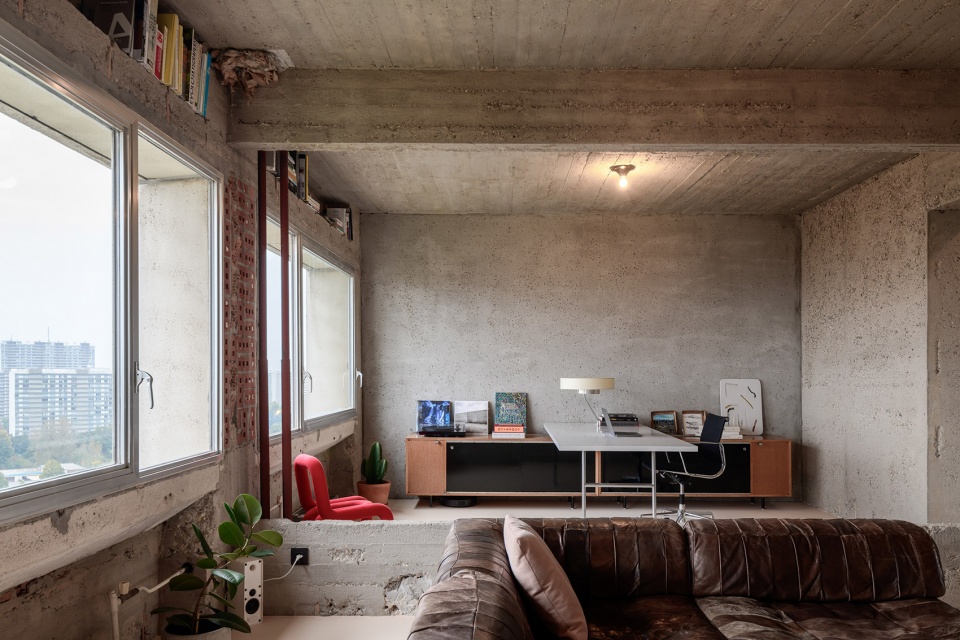 Brutalist duplex apartment in the Riverside Tower by Studio Okami Architects