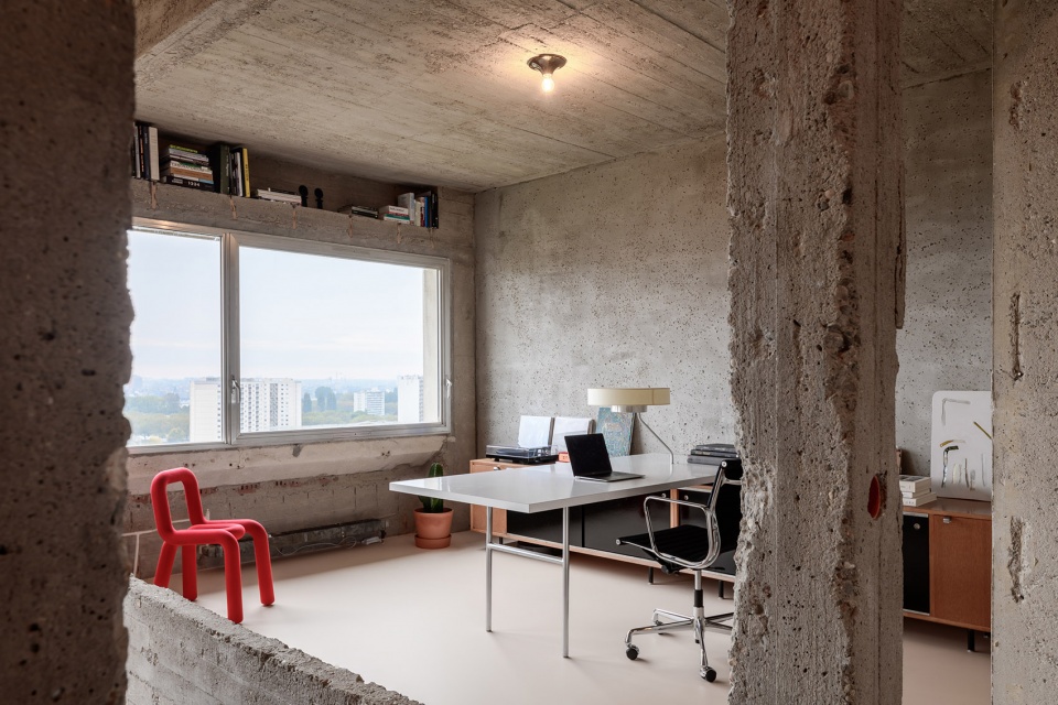 Brutalist duplex apartment in the Riverside Tower by Studio Okami Architects