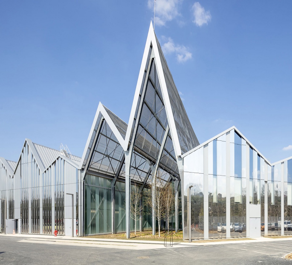 Maintenance and storage center for the T9 tramway by Ferrier Marchetti Studio