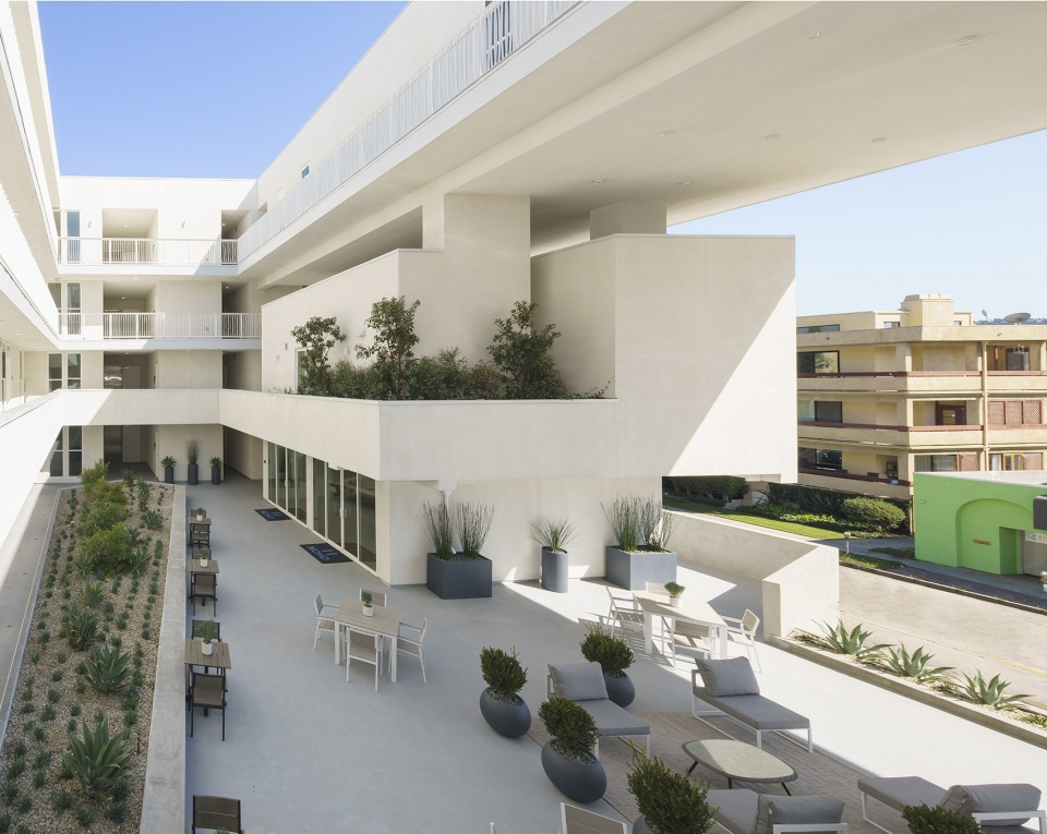 11NOHO Brooks Scarpa