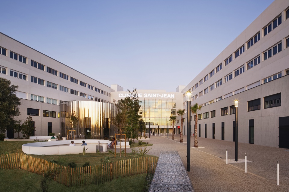saint jean clinic by aarchitecture