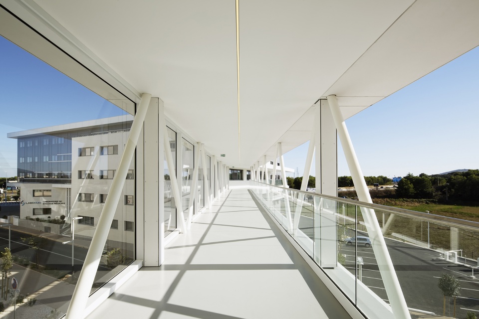 saint jean clinic by aarchitecture