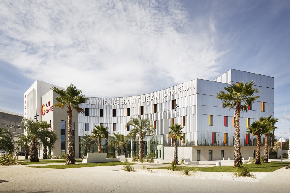 saint jean clinic by aarchitecture