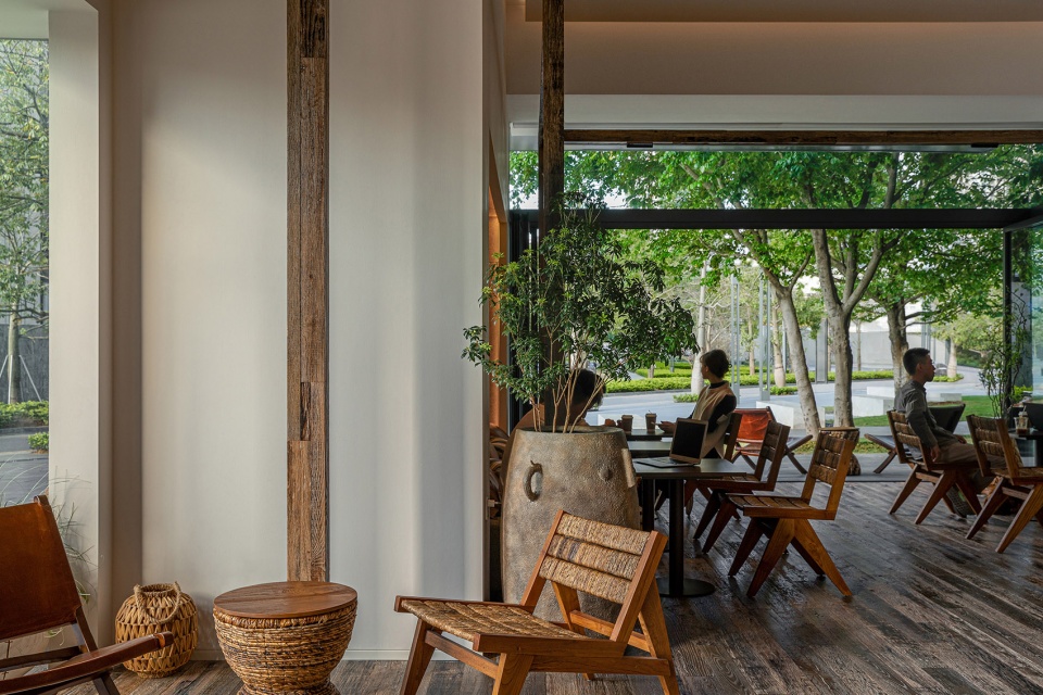 Walden Coffee Point Red Studio