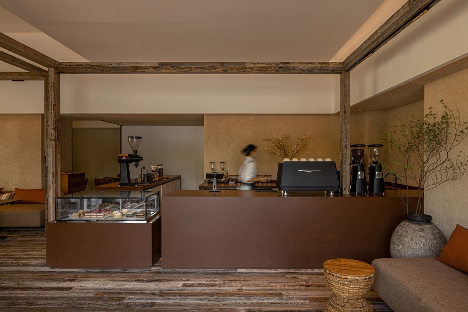 Walden Coffee Point Red Studio