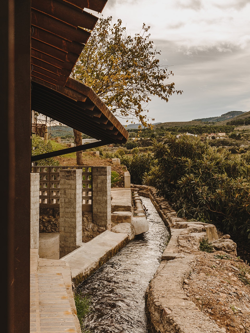 a pergola open to the fields by bona fide taller