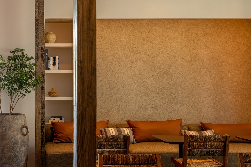 Walden Coffee Point Red Studio