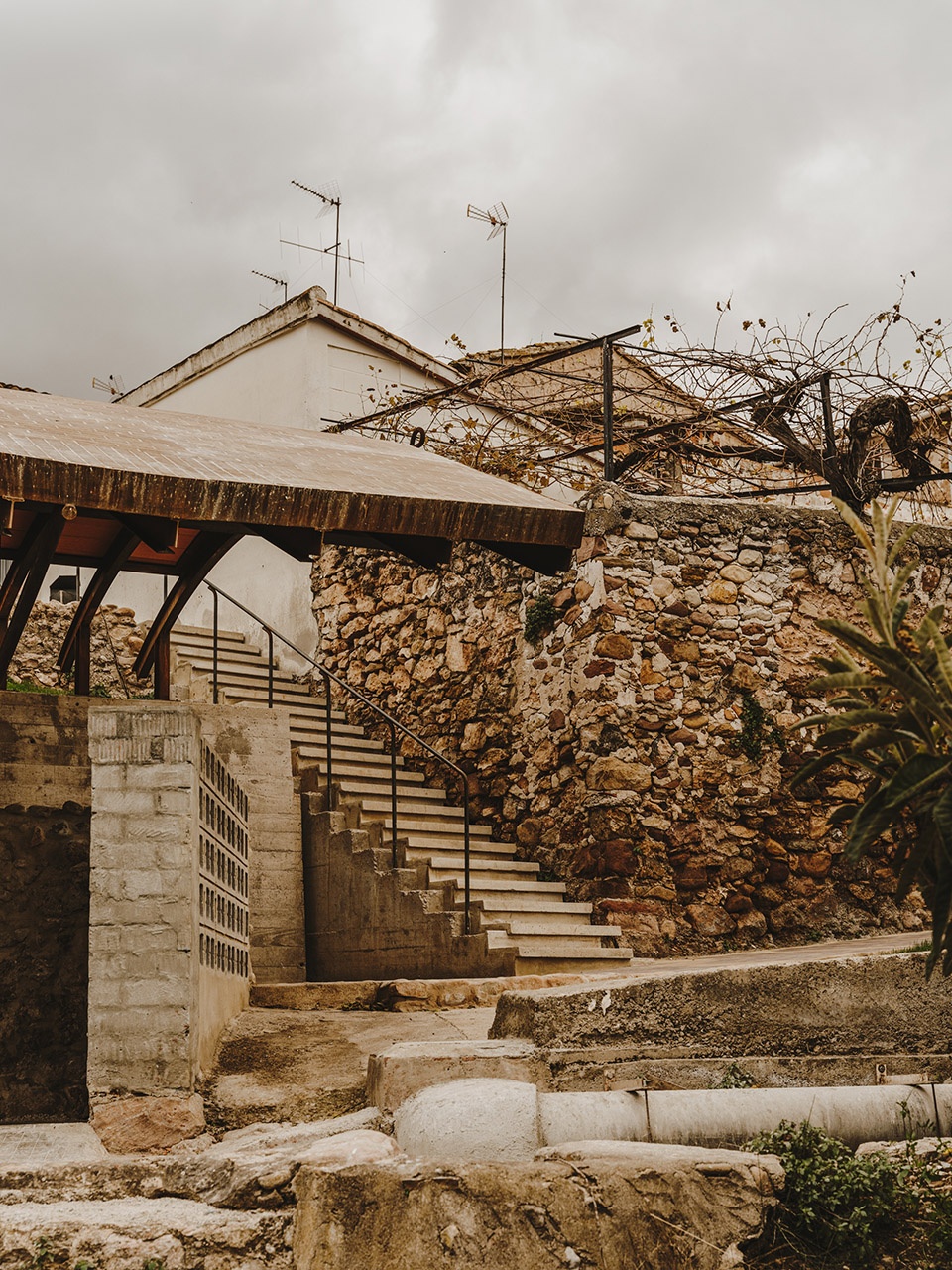 a pergola open to the fields by bona fide taller
