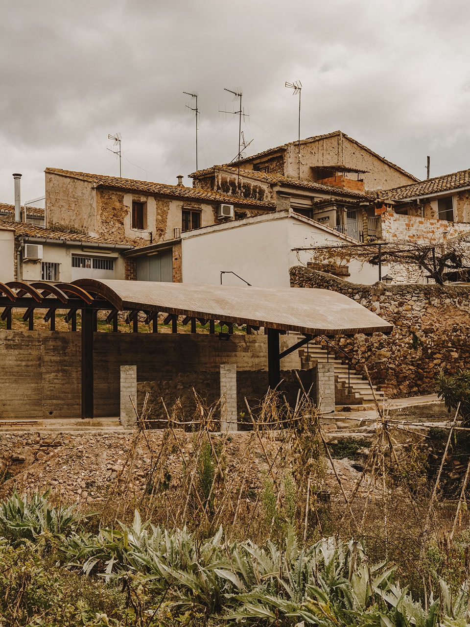 a pergola open to the fields by bona fide taller