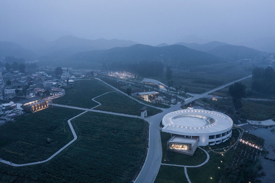 a living room in tiangang zhixing village china by syn architects