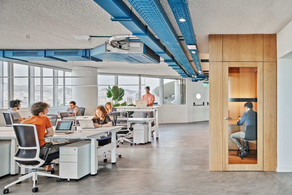 cloudworks drassanes office by elastiko architects