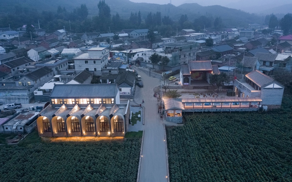 a living room in tiangang zhixing village china by syn architects