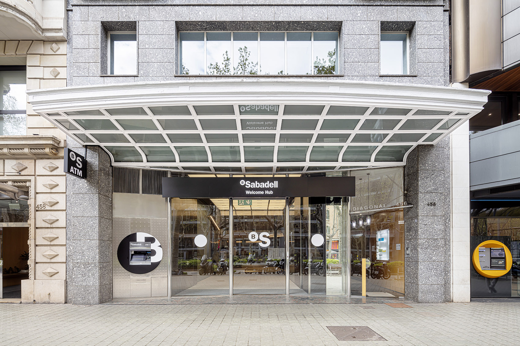 Banc Sabadell Welcome Hub by Mateo Arquitectura