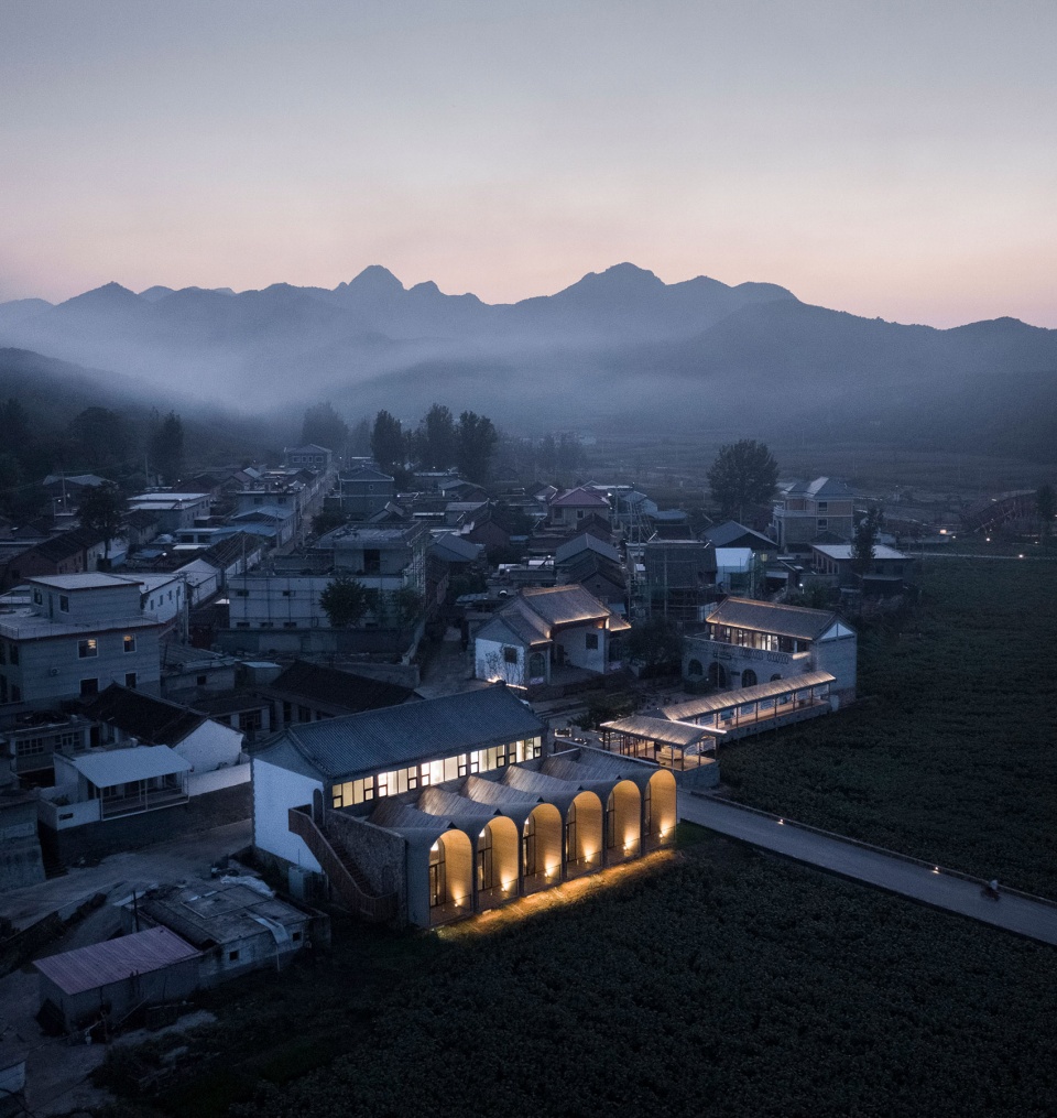 a living room in tiangang zhixing village china by syn architects