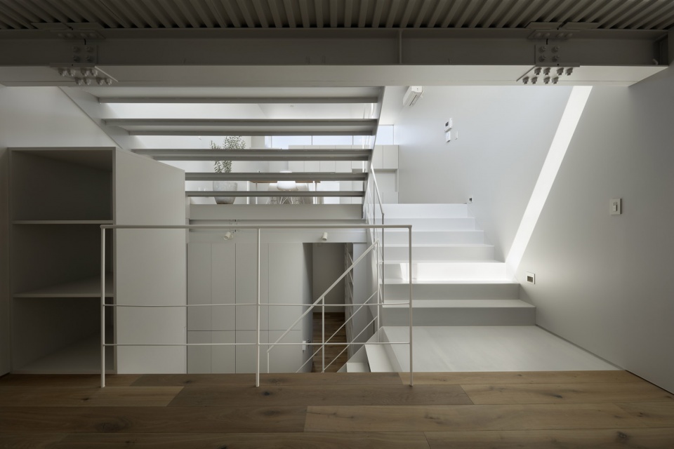 Aquarium House by NAO IWANARI Architecture